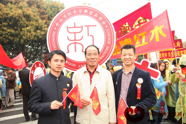 出發(fā)前中山市紅木古典家具學(xué)會名譽(yù)理事長蔡澤強(qiáng)、中山市紅木古典家具學(xué)會理事長蕭社和、中山市紅木古典家具學(xué)會常務(wù)副理事長林偉華合影留念 出發(fā)前中山市紅木古典家具學(xué)會名譽(yù)理事長蔡澤強(qiáng)、中山市紅木古典家具學(xué)會理事長蕭社和、中山市紅木古典家具學(xué)會常務(wù)副理事長林偉華合影留念