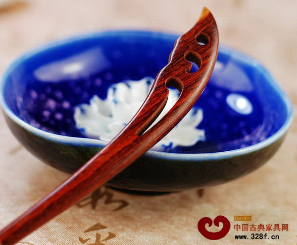 用一支紅木發(fā)簪,回歸中式的那一份恬靜 用一支紅木發(fā)簪,回歸中式的那一份恬靜