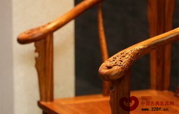 紅木家具的每一部件都經(jīng)過(guò)精雕細(xì)琢 紅木家具的每一部件都經(jīng)過(guò)精雕細(xì)琢