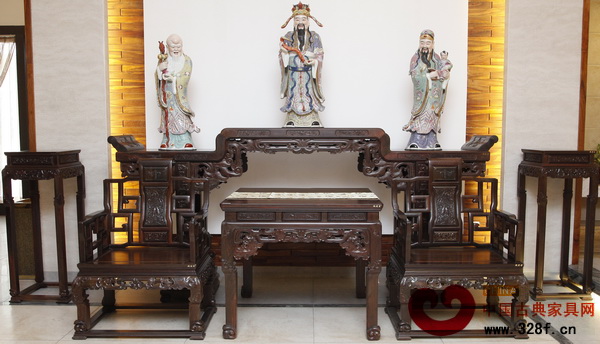 中堂家具中，椅子和花幾都有托泥結(jié)構(gòu)（鴻運(yùn)堂供圖)