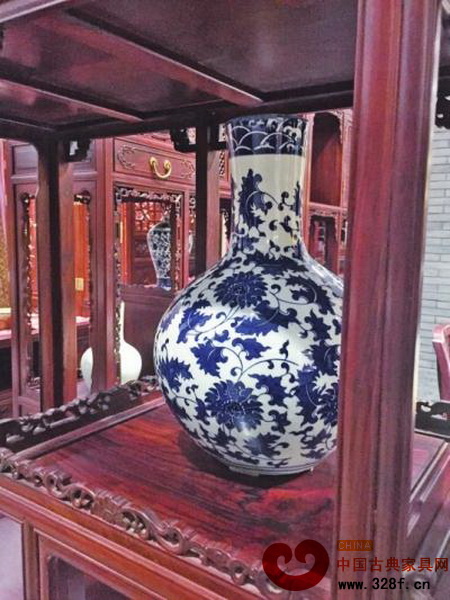 紅木店內(nèi)銷售的博古架上陳列的瓷器 紅木店內(nèi)銷售的博古架上陳列的瓷器