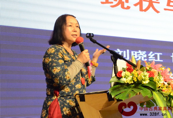 中國(guó)家具協(xié)會(huì)設(shè)計(jì)工業(yè)委員會(huì)副主任、順德職業(yè)技術(shù)學(xué)院設(shè)計(jì)學(xué)院家具工藝專業(yè)負(fù)責(zé)人劉曉紅在會(huì)議上作報(bào)告 中國(guó)家具協(xié)會(huì)設(shè)計(jì)工業(yè)委員會(huì)副主任、順德職業(yè)技術(shù)學(xué)院設(shè)計(jì)學(xué)院家具工藝專業(yè)負(fù)責(zé)人劉曉紅在會(huì)議上作報(bào)告