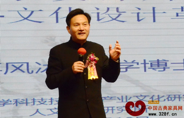 浙江大學(xué)產(chǎn)業(yè)文化中心主任蔣風(fēng)冰作《人文空間·設(shè)計(jì)師云平臺(tái)》主題報(bào)告. 浙江大學(xué)產(chǎn)業(yè)文化中心主任蔣風(fēng)冰作《人文空間·設(shè)計(jì)師云平臺(tái)》主題報(bào)告.