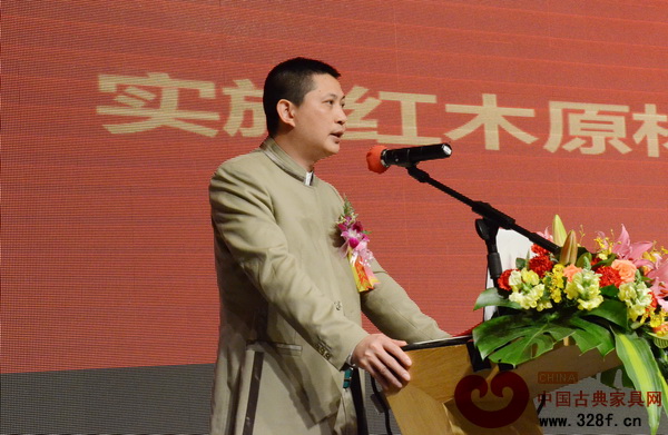 紅古軒總經(jīng)理吳赤宇在會(huì)議上發(fā)表講話 紅古軒總經(jīng)理吳赤宇在會(huì)議上發(fā)表講話