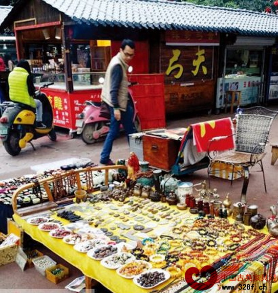 春節(jié)過(guò)后,南寧一家古玩市場(chǎng)的藏品攤位顯得有些冷清。業(yè)內(nèi)人士認(rèn)為,今年多個(gè)收藏門類依舊面臨調(diào)整,抱有投資預(yù)期的收藏人士應(yīng)注意把握“高精尖”藏品。 春節(jié)過(guò)后,南寧一家古玩市場(chǎng)的藏品攤位顯得有些冷清。業(yè)內(nèi)人士認(rèn)為,今年多個(gè)收藏門類依舊面臨調(diào)整,抱有投資預(yù)期的收藏人士應(yīng)注意把握“高精尖”藏品。