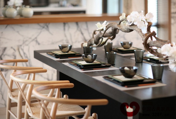 餐桌以花加以點(diǎn)綴,充滿生氣 餐桌以花加以點(diǎn)綴,充滿生氣