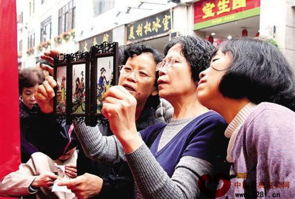 市民在觀賞紅木宮燈的精美做工 市民在觀賞紅木宮燈的精美做工