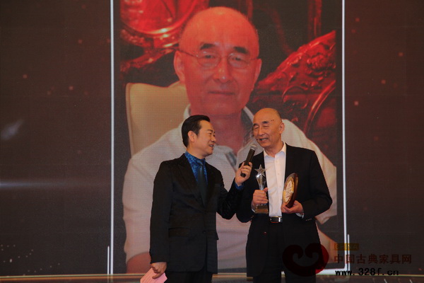 中國傳統(tǒng)工藝大師、泰和園董事長邵湘文(右)接受央視著名主持人趙保樂(左)采訪 中國傳統(tǒng)工藝大師、泰和園董事長邵湘文(右)接受央視著名主持人趙保樂(左)采訪