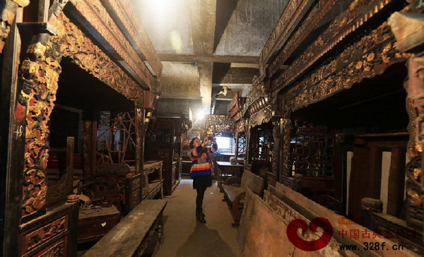 一市民正在參觀林澤六收藏的古床 一市民正在參觀林澤六收藏的古床