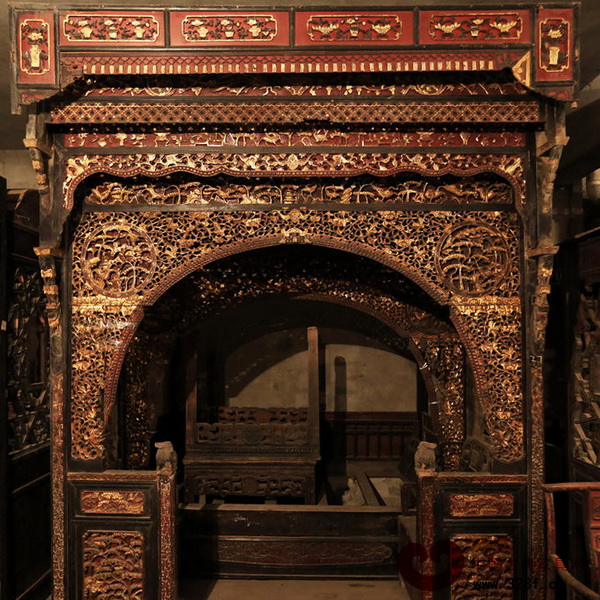 林澤六收藏的明清古床所有木雕真漆真金貼面,精雕細(xì)刻,充分展現(xiàn)了當(dāng)時(shí)高超的雕刻藝術(shù) 林澤六收藏的明清古床所有木雕真漆真金貼面,精雕細(xì)刻,充分展現(xiàn)了當(dāng)時(shí)高超的雕刻藝術(shù)