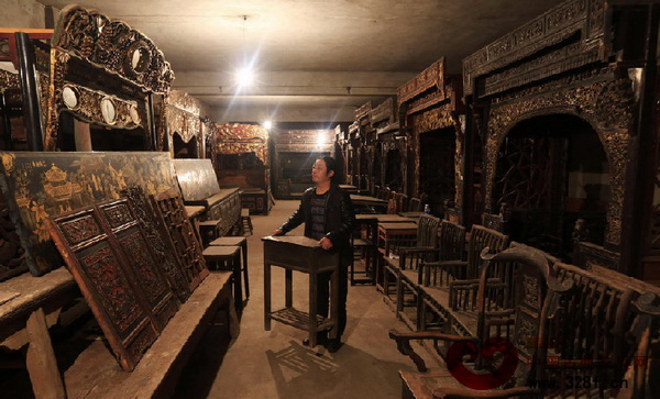 林澤六在他的古床收藏室里 林澤六在他的古床收藏室里