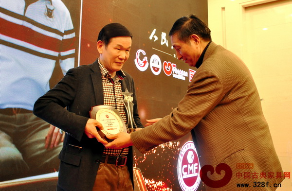 區(qū)勝春從故宮專家曹靜樓手中接過風(fēng)云人物獎杯 區(qū)勝春從故宮專家曹靜樓手中接過風(fēng)云人物獎杯