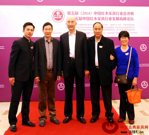 區(qū)勝春(左二)與出席紅木總評榜的嘉賓合影 區(qū)勝春(左二)與出席紅木總評榜的嘉賓合影