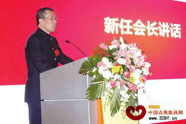 永華紅木董事長、廣州市家具協(xié)會第五屆理事會會長陳達強做就職發(fā)言 永華紅木董事長、廣州市家具協(xié)會第五屆理事會會長陳達強做就職發(fā)言