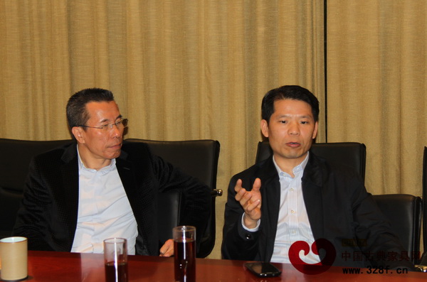 石碁鎮(zhèn)黨委書記吳惠垣(右)與永華紅木董事長(zhǎng)陳達(dá)強(qiáng)(左)在探討如何打造紅木文化街 石碁鎮(zhèn)黨委書記吳惠垣(右)與永華紅木董事長(zhǎng)陳達(dá)強(qiáng)(左)在探討如何打造紅木文化街