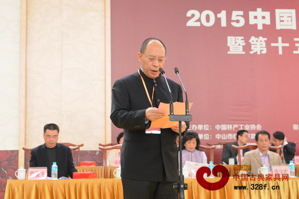 中國家具協(xié)會副理事長陳寶光發(fā)表重要講話,并表示中山紅木家具產(chǎn)業(yè)蘊(yùn)含深厚的中山記憶 中國家具協(xié)會副理事長陳寶光發(fā)表重要講話,并表示中山紅木家具產(chǎn)業(yè)蘊(yùn)含深厚的中山記憶
