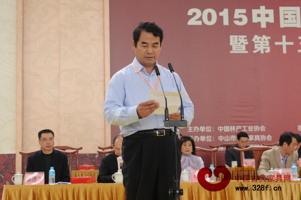 中國林業(yè)產(chǎn)業(yè)聯(lián)合會秘書長、中國林產(chǎn)工業(yè)協(xié)會執(zhí)行會長王滿在致辭中表示中山紅博會是中國紅木家具產(chǎn)業(yè)體系的重要組成部分 中國林業(yè)產(chǎn)業(yè)聯(lián)合會秘書長、中國林產(chǎn)工業(yè)協(xié)會執(zhí)行會長王滿在致辭中表示中山紅博會是中國紅木家具產(chǎn)業(yè)體系的重要組成部分