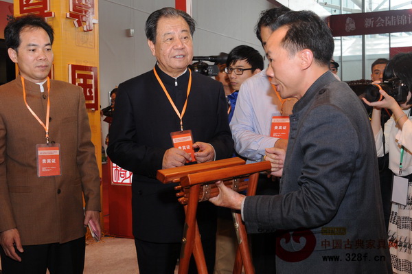 《經(jīng)濟(jì)日報》原總編輯、“中國品牌之父”艾豐(中)一行人聽取了源天福董事長劉飛兵對“第一把交椅”的介紹 《經(jīng)濟(jì)日報》原總編輯、“中國品牌之父”艾豐(中)一行人聽取了源天福董事長劉飛兵對“第一把交椅”的介紹