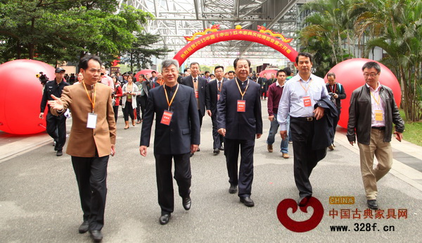 在大涌鎮(zhèn)黨委書記黃紅全(左一)陪同下,《經(jīng)濟(jì)日報》原總編輯、“中國品牌之父”艾豐(中),中山市政協(xié)主席丘樹宏(左二),中國林業(yè)產(chǎn)業(yè)聯(lián)合會秘書長、中國林產(chǎn)工業(yè)協(xié)會執(zhí)行會長王滿(右二)前往展館參觀 在大涌鎮(zhèn)黨委書記黃紅全(左一)陪同下,《經(jīng)濟(jì)日報》原總編輯、“中國品牌之父”艾豐(中),中山市政協(xié)主席丘樹宏(左二),中國林業(yè)產(chǎn)業(yè)聯(lián)合會秘書長、中國林產(chǎn)工業(yè)協(xié)會執(zhí)行會長王滿(右二)前往展館參觀