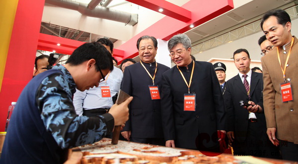 2015中山紅木展期間舉行“2015中國(中山)“魚珠杯”紅木雕刻大賽” 2015中山紅木展期間舉行“2015中國(中山)“魚珠杯”紅木雕刻大賽”