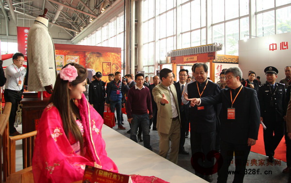 紅古軒展館將中山裝與紅木家具巧妙融合,得到嘉賓們的一致肯定 紅古軒展館將中山裝與紅木家具巧妙融合,得到嘉賓們的一致肯定