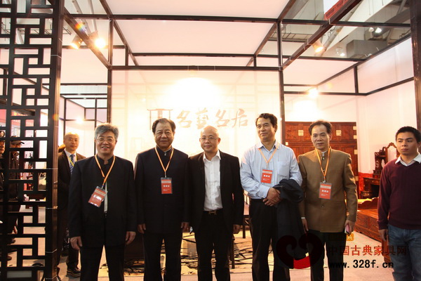 領(lǐng)導(dǎo)嘉賓在福建知名企業(yè)名藝名居的展館內(nèi)合影 領(lǐng)導(dǎo)嘉賓在福建知名企業(yè)名藝名居的展館內(nèi)合影