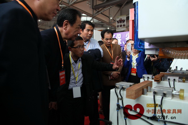 中山紅木展首次開辟先進(jìn)木工機(jī)械展區(qū),展示先進(jìn)的數(shù)控設(shè)備 中山紅木展首次開辟先進(jìn)木工機(jī)械展區(qū),展示先進(jìn)的數(shù)控設(shè)備