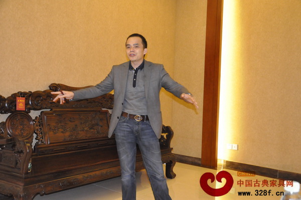 雅仕軒紅木總經(jīng)理陳君介紹了雅仕軒紅木的品牌文化 雅仕軒紅木總經(jīng)理陳君介紹了雅仕軒紅木的品牌文化