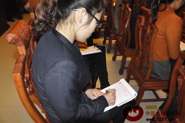 雅仕軒紅木員工邊認真聽課,邊細心記下筆記 雅仕軒紅木員工邊認真聽課,邊細心記下筆記