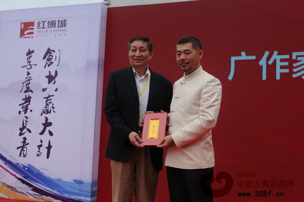 原故宮博物院文保科技部主任曹靜樓（左）受聘為紅博城顧問