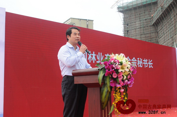 中國林業(yè)產(chǎn)業(yè)聯(lián)合會秘書長、中國林產(chǎn)工業(yè)協(xié)會執(zhí)行會長王滿在活動上致辭