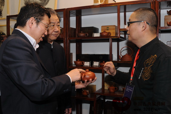 中山市常務副會長謝中凡，《經(jīng)濟日報》原總編輯、“中國品牌之父”艾豐與工藝大師交流