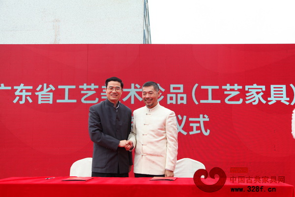 廣東省工藝美術珍品（工藝家具）認定簽約儀式現(xiàn)場，廣東省家具協(xié)會會長王克（左）與中國紅博城董事長林孟禮簽署合作協(xié)議