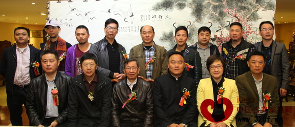 嘉賓領(lǐng)導(dǎo)在“第二屆地天泰品牌文化年活動(dòng)”現(xiàn)場(chǎng)合影留念 嘉賓領(lǐng)導(dǎo)在“第二屆地天泰品牌文化年活動(dòng)”現(xiàn)場(chǎng)合影留念