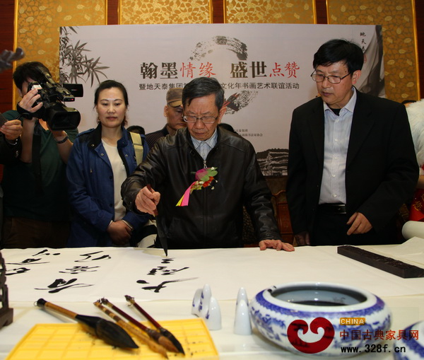 書(shū)法名家揮毫潑墨,翰墨飄香 書(shū)法名家揮毫潑墨,翰墨飄香