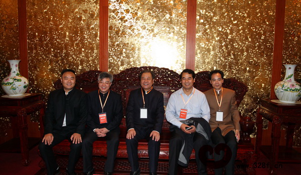 嘉賓們到地天泰展館參觀,與地天泰董事長許貴祿(左一)合影留念 嘉賓們到地天泰展館參觀,與地天泰董事長許貴祿(左一)合影留念