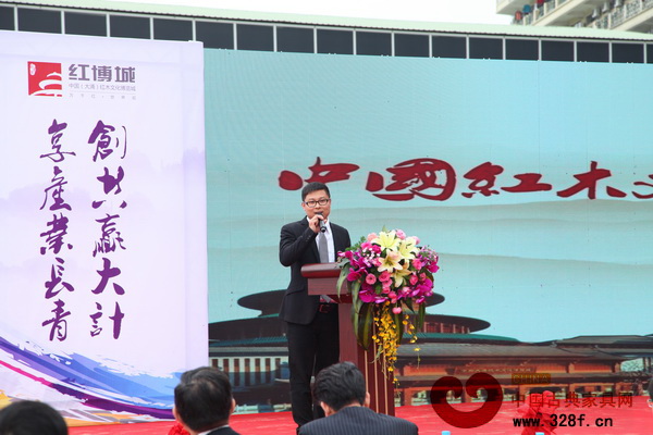 紅博城招商大會上，紅博城策劃部經(jīng)理劉國偉現(xiàn)場詳細介紹了紅博城項目情況