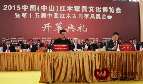 中山市政協副主席馬志剛(右)與東陽市政協副主席蔡捷飛共同簽署建立產業(yè)發(fā)展推進聯盟協議書 中山市政協副主席馬志剛(右)與東陽市政協副主席蔡捷飛共同簽署建立產業(yè)發(fā)展推進聯盟協議書