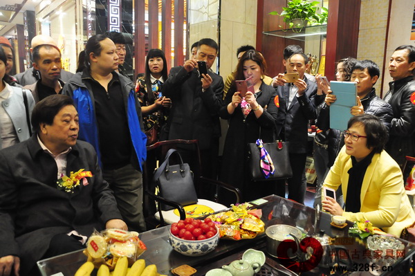 沙溪鎮(zhèn)副鎮(zhèn)長梁冬曉女士與原中央電視臺(tái)著名節(jié)目主持人趙忠祥交流了對(duì)紅木家具的觀點(diǎn) 沙溪鎮(zhèn)副鎮(zhèn)長梁冬曉女士與原中央電視臺(tái)著名節(jié)目主持人趙忠祥交流了對(duì)紅木家具的觀點(diǎn)