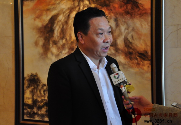 紅寶軒紅木總經(jīng)理曹兆庭接受沙溪電視臺(tái)采訪 紅寶軒紅木總經(jīng)理曹兆庭接受沙溪電視臺(tái)采訪