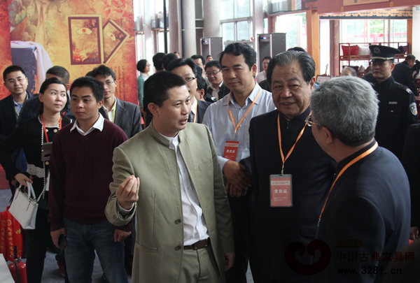 品牌專家艾豐(右二)、中國林產(chǎn)工業(yè)協(xié)會(huì)執(zhí)行會(huì)長(zhǎng)王滿(右三)、中山市政協(xié)主席丘樹宏等中山紅博會(huì)貴賓們參觀了紅古軒展位 品牌專家艾豐(右二)、中國林產(chǎn)工業(yè)協(xié)會(huì)執(zhí)行會(huì)長(zhǎng)王滿(右三)、中山市政協(xié)主席丘樹宏等中山紅博會(huì)貴賓們參觀了紅古軒展位