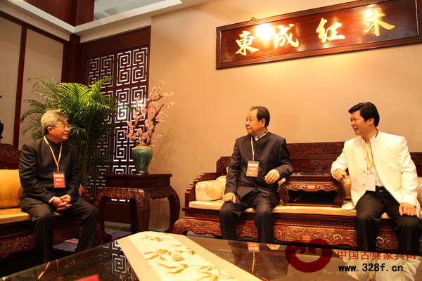 《經(jīng)濟日報》原總編輯、“中國品牌之父”艾豐(中),中山市政協(xié)主席丘樹宏(左)與東成紅木董事長張錫復(右)交流品牌建設(shè)思路 《經(jīng)濟日報》原總編輯、“中國品牌之父”艾豐(中),中山市政協(xié)主席丘樹宏(左)與東成紅木董事長張錫復(右)交流品牌建設(shè)思路