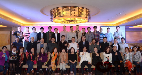 在2015東成紅木品牌戰(zhàn)略合作峰會上,東成紅木部分經(jīng)銷商合影 在2015東成紅木品牌戰(zhàn)略合作峰會上,東成紅木部分經(jīng)銷商合影