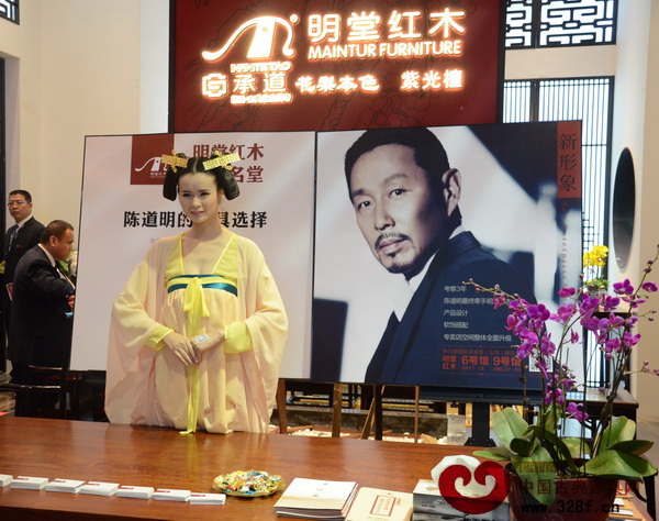 明堂紅木以古典美人吸引參展者的目光