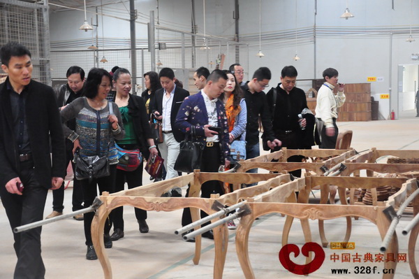 來自全國各地的經(jīng)銷商參觀工廠里的半成品家具 來自全國各地的經(jīng)銷商參觀工廠里的半成品家具