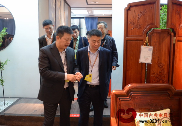 東陽(yáng)市市長(zhǎng)一行參觀明堂紅木展館 東陽(yáng)市市長(zhǎng)一行參觀明堂紅木展館