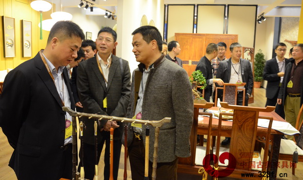 中信紅木董事長(zhǎng)李忠信向東陽(yáng)市市長(zhǎng)一行介紹新品牌長(zhǎng)信世家 中信紅木董事長(zhǎng)李忠信向東陽(yáng)市市長(zhǎng)一行介紹新品牌長(zhǎng)信世家