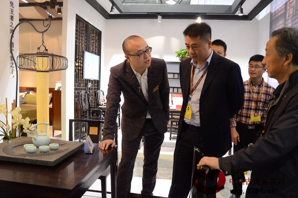 卓木王紅木總經(jīng)理杜長(zhǎng)江向東陽(yáng)市市長(zhǎng)介紹卓木王紅木的產(chǎn)品用材和工藝 卓木王紅木總經(jīng)理杜長(zhǎng)江向東陽(yáng)市市長(zhǎng)介紹卓木王紅木的產(chǎn)品用材和工藝