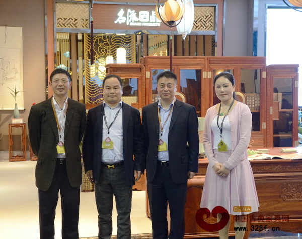 名流紅木董事長(zhǎng)張小平夫婦與東陽(yáng)市市委副書記、東陽(yáng)市市長(zhǎng)朱建軍(圖右二),東陽(yáng)市副市長(zhǎng)陳軍(圖左一)在名流紅木展館前合影 名流紅木董事長(zhǎng)張小平夫婦與東陽(yáng)市市委副書記、東陽(yáng)市市長(zhǎng)朱建軍(圖右二),東陽(yáng)市副市長(zhǎng)陳軍(圖左一)在名流紅木展館前合影