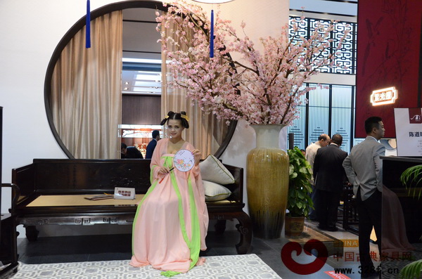 在明堂紅木的展廳外,一位身穿漢服的古典美人笑意盈盈,相得益彰 在明堂紅木的展廳外,一位身穿漢服的古典美人笑意盈盈,相得益彰